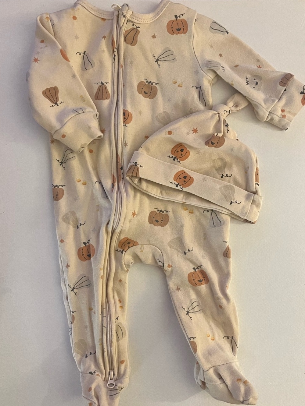 Rabbit + Bear Organics Pumpkin Print Footed One-Piece with Hat 3-6 Months